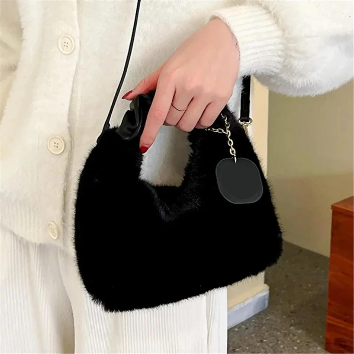Fluffy Tote Bag Plush Handbags Ruched Handle Small Lady Shoulder Crossbody Bag Casual Tote For Women Winter Fuzzy Purses